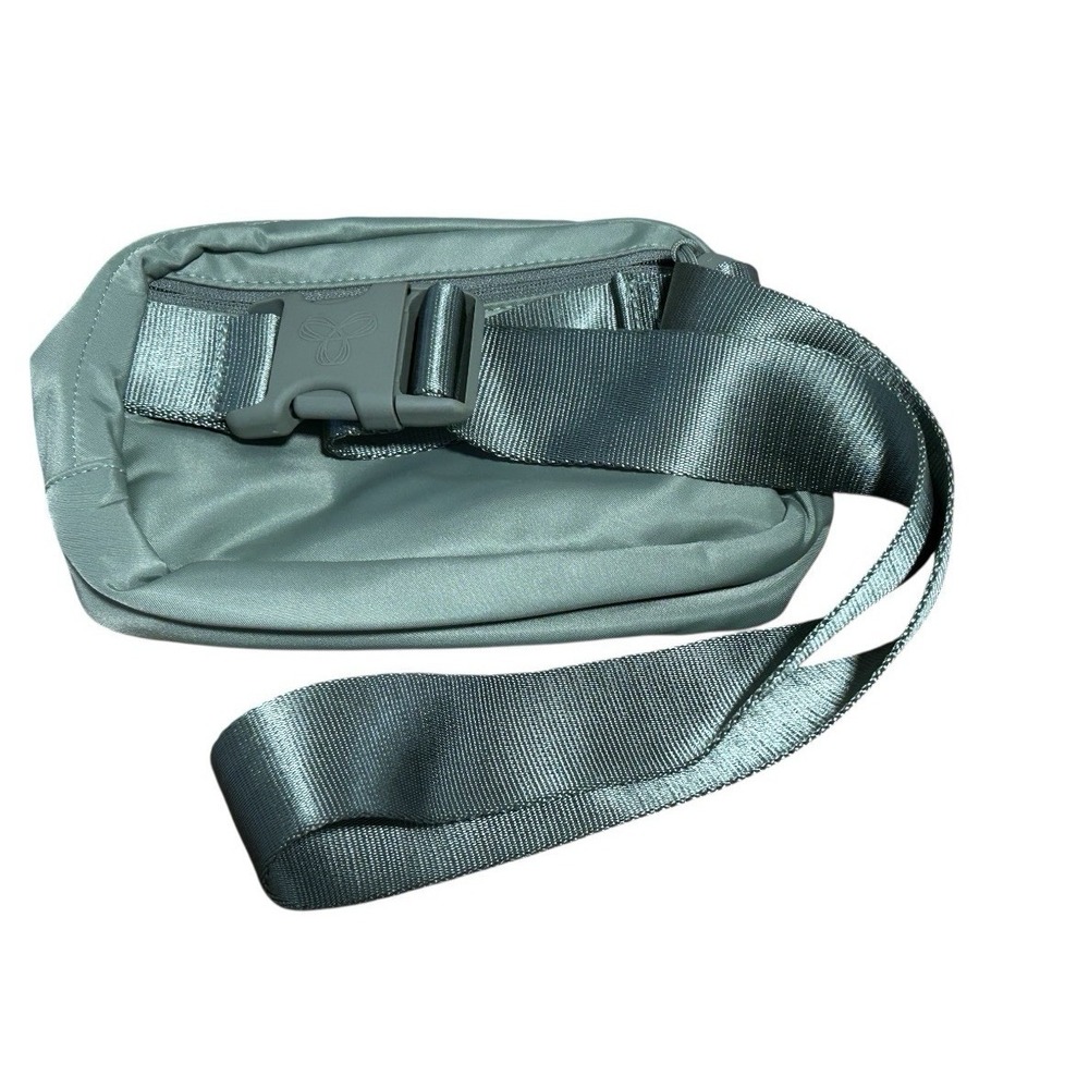 Aritzia TnAction On-The-Way Exposed Belt Bag Green NWOT WaterRepellent Crossbody - Picture 4 of 8